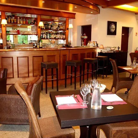 ホテル Logis - Restaurant Du Parc 3*